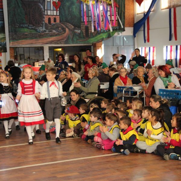 Idosos e alunos das Apaes no Festival do Chucrute