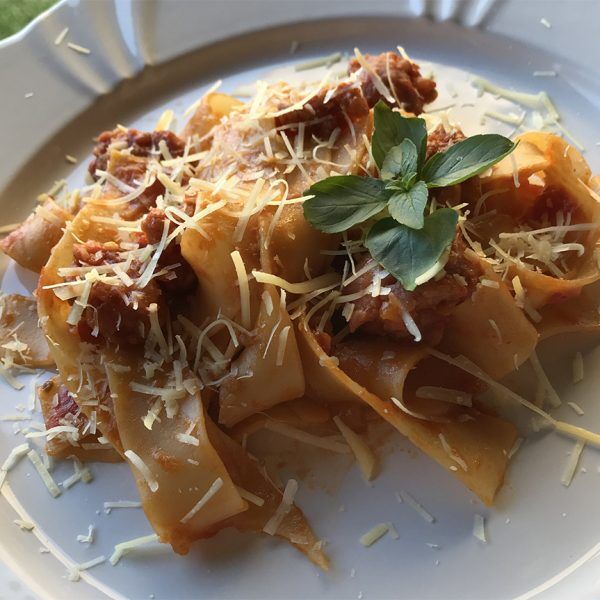 Pappardelle com ragu de linguiça