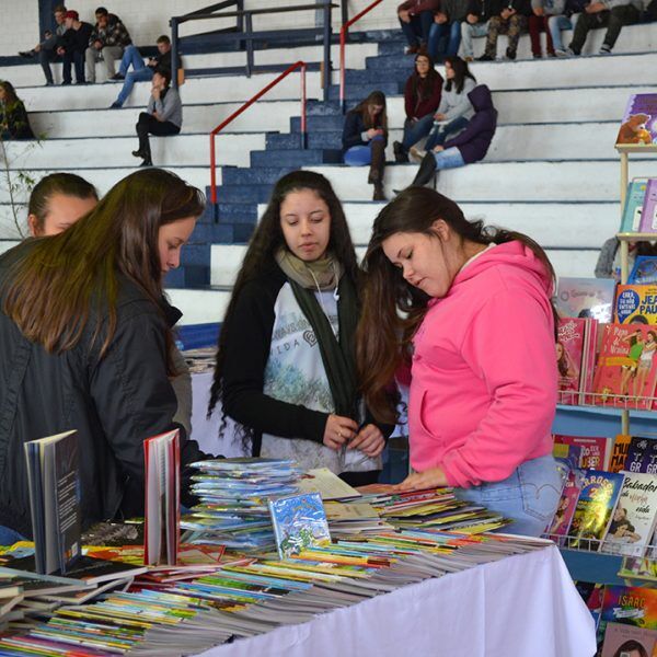 Feira do livro integra alunos e comunidade