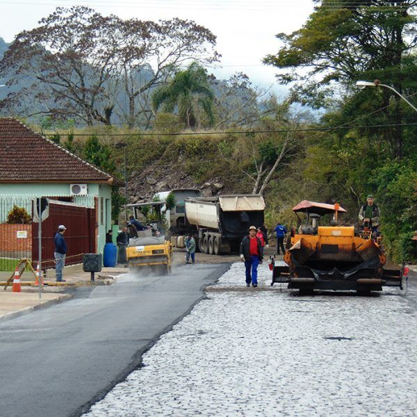 Quatro ruas são asfaltadas no centro de Roca Sales