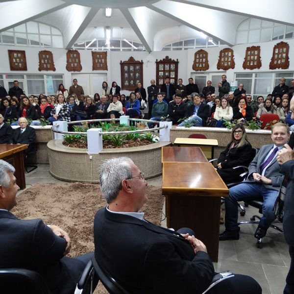 Legislativo premia líderes comunitários