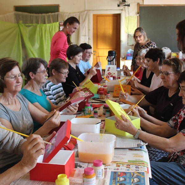 Projeto leva artesanato para idosas do interior
