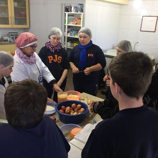 Alunos de Estrela produzem geleia e suco da merenda escolar