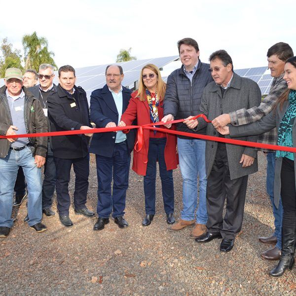 Governador inaugura usina de energia solar