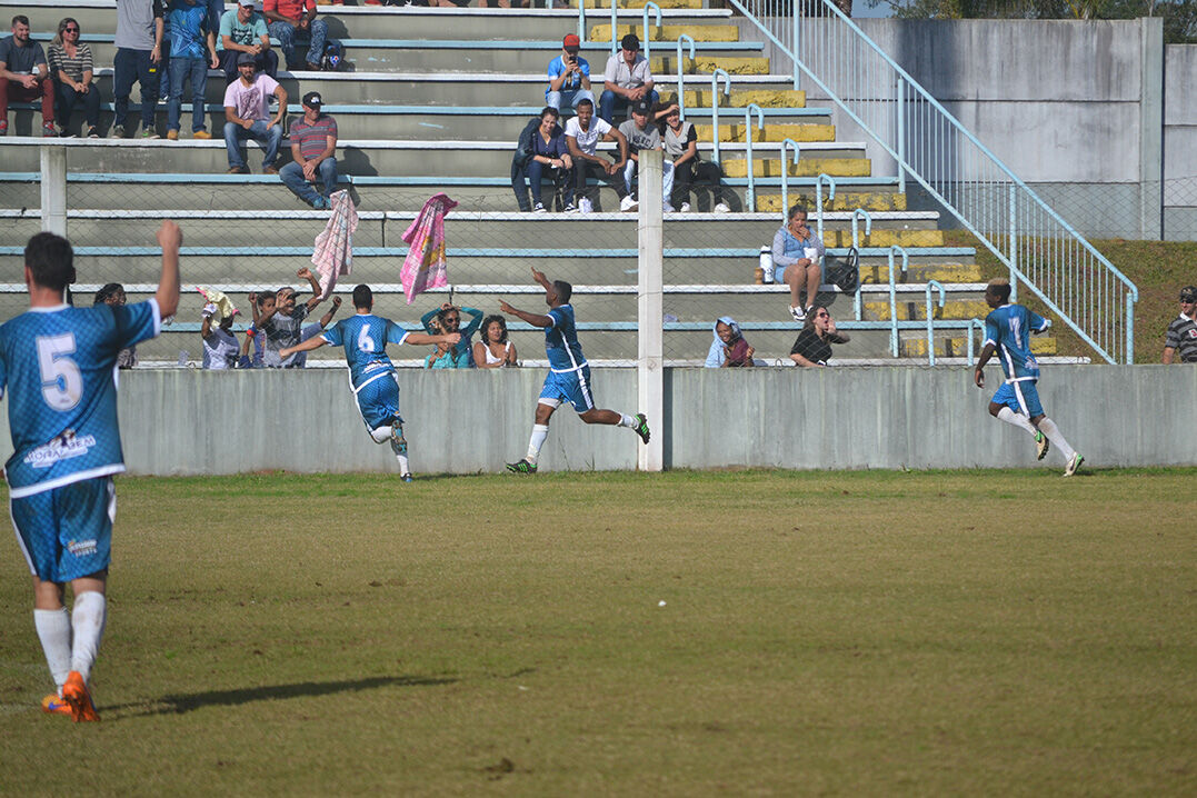 Juventude de Brochier e 11 Amigos estão a um empate da final da