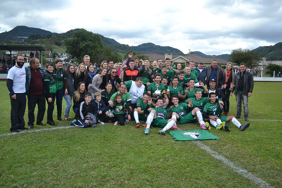 Juventude de Brochier e 11 Amigos estão a um empate da final da