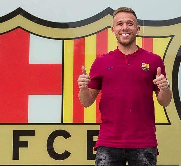 Arthur é apresentado no Barcelona