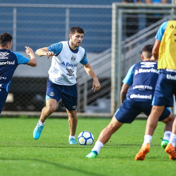 Kannemann treina, mas não pega o Vasco