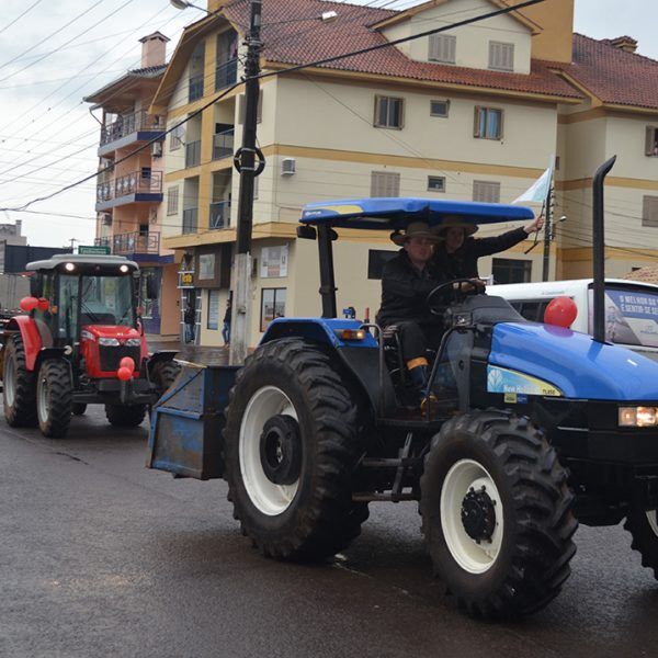 Desfile homenageia motoristas e agricultores