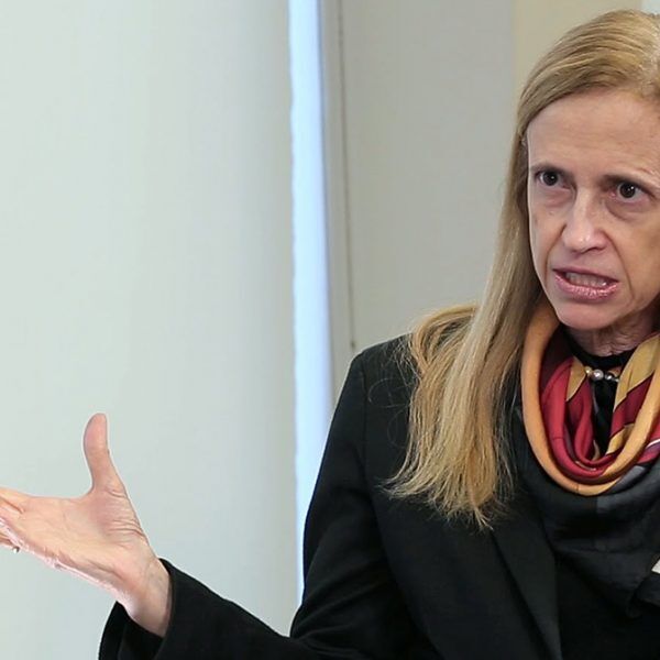 Em primeiro lugar, deve-se respeitar o professor