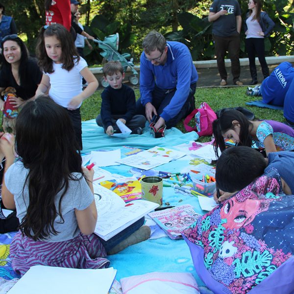 Leituraço no parque encanta crianças e diverte famílias