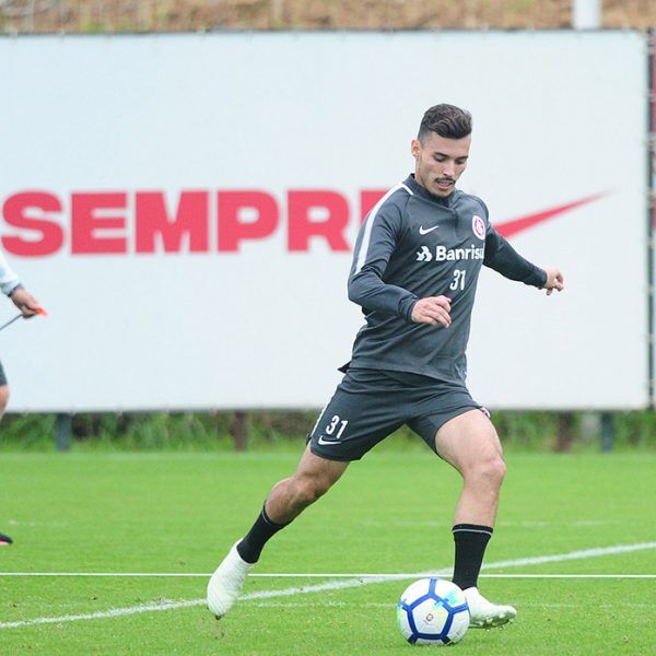 Zeca pode voltar ao time titular na segunda-feira