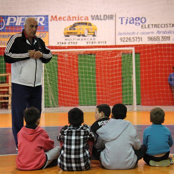 Bairro Santo André conta com aulas de futsal