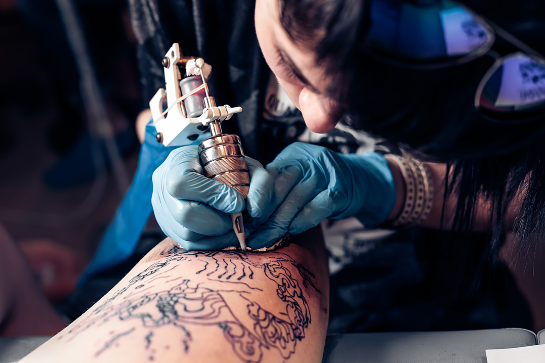 Descubra as 5 tatuagens ligadas ao crime que você nunca deve fazer