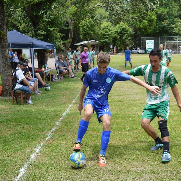 Futebol, sombra e água fresca