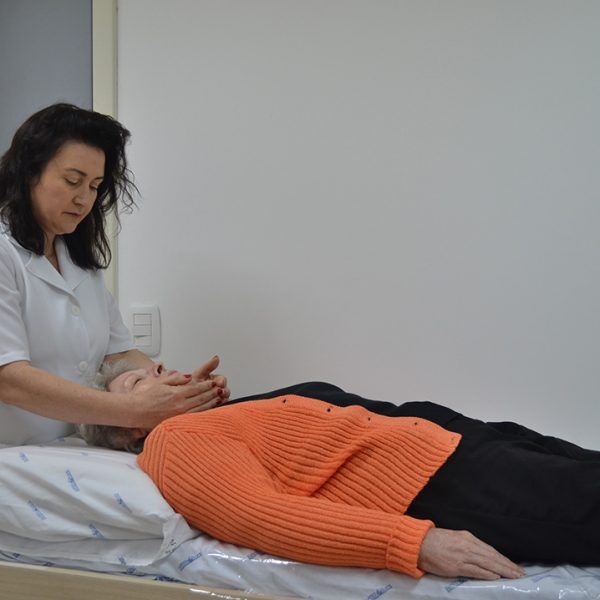 Pacientes do HBB recebem sessões de reiki
