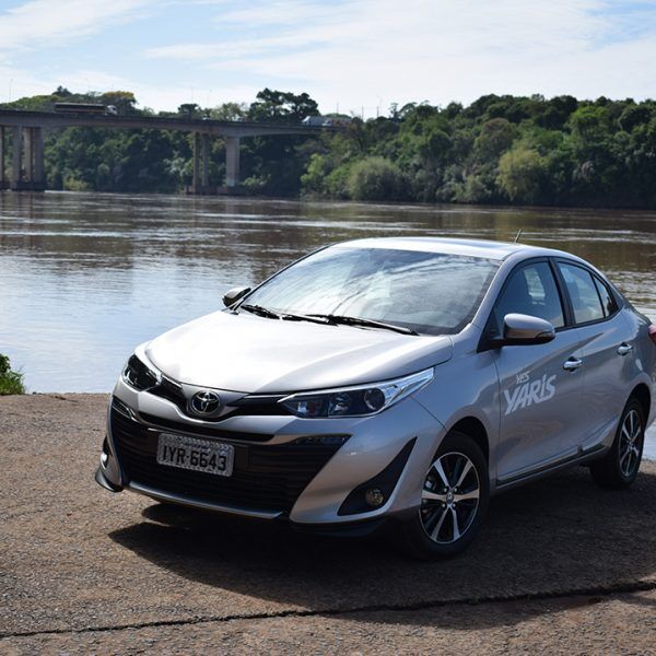 Yaris sedan: dirigibilidade e economia