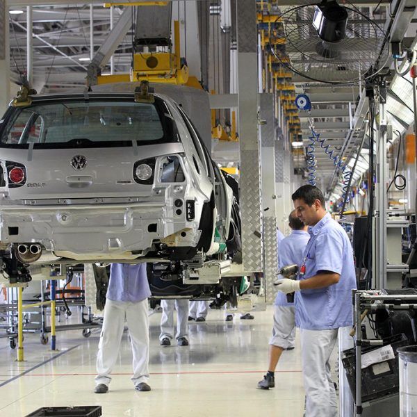 Indústria reduz produção e impacta sobre empregos
