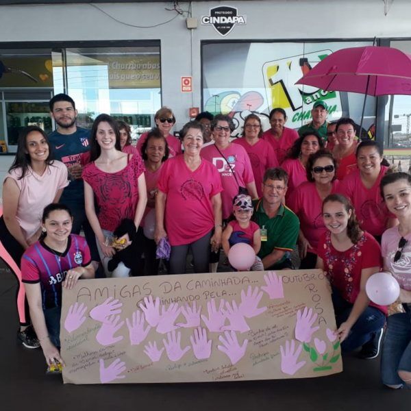 Mulheres e homens caminham pelo Outubro Rosa