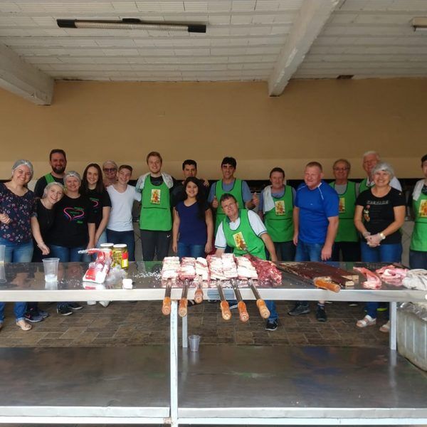 Venda de galeto ajuda banda da paróquia