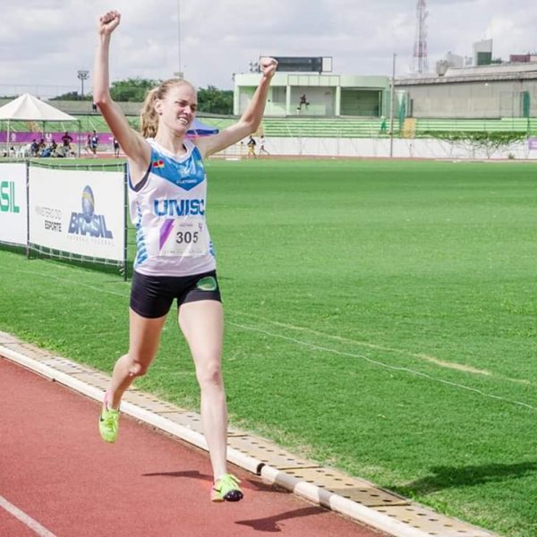 Jaque Weber é campeã nos 1500m