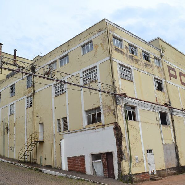 Abaixo-assinado tenta reverter decisão de doar prédio à Justiça