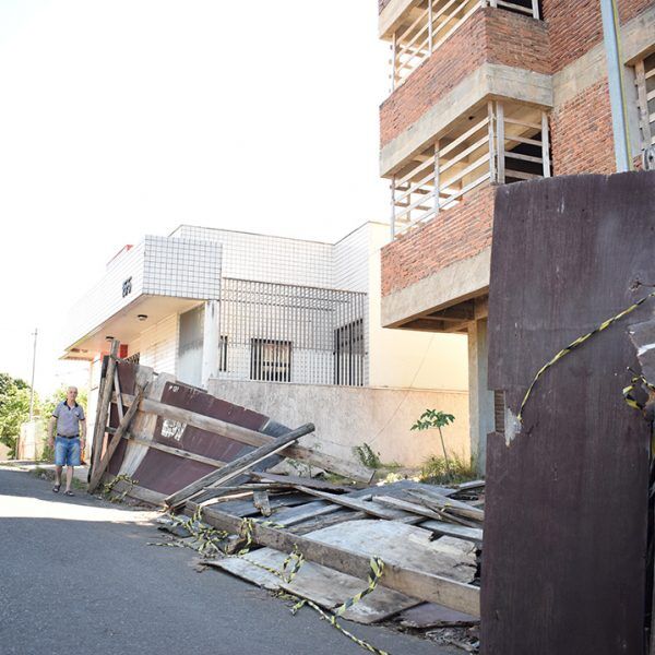Obra parada vira problema na Coelho Neto