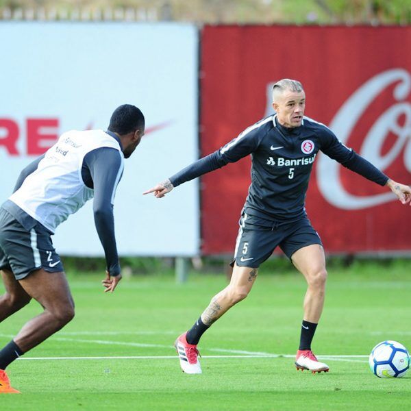 Após suspensão, D’Alessandro volta ao time