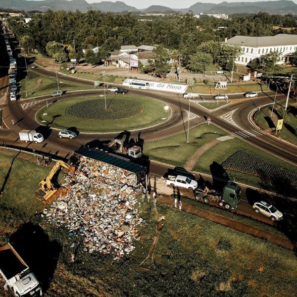Carreta com lixo tomba no acesso a Arroio do Meio
