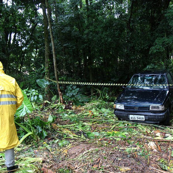 Corpo é encontrado dentro de automóvel