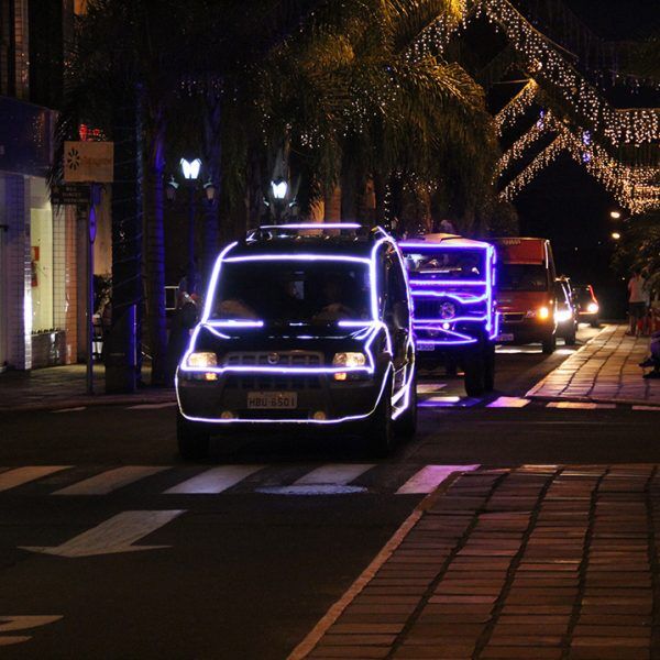 Município enfeita ruas para celebrar a chegada do Natal