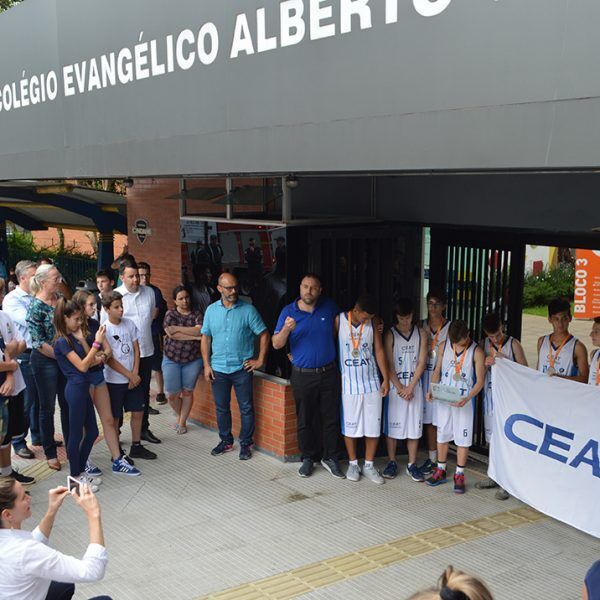 Equipe de basquete do Ceat celebra pelas ruas da cidade