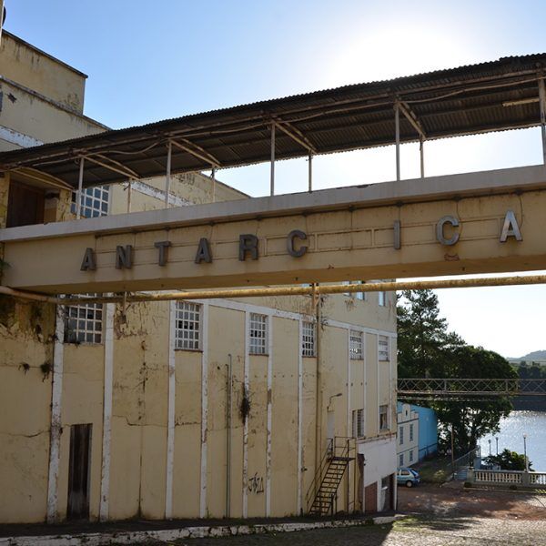 Ato simbólico contraria a doação de parte do prédio