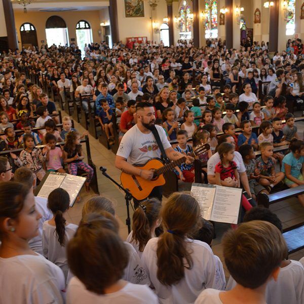 Ação de Graças reúne mais de 1,4 mil estudantes