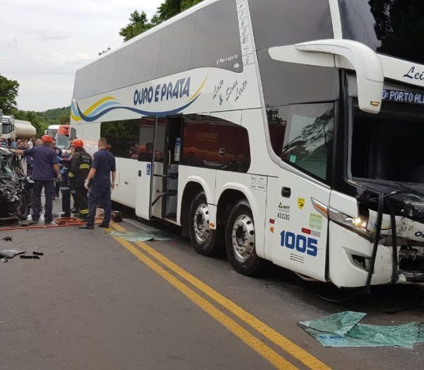 Acidente entre carro e ônibus deixa um morto