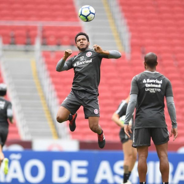 Volante Rithely tem vínculo renovado por mais seis meses