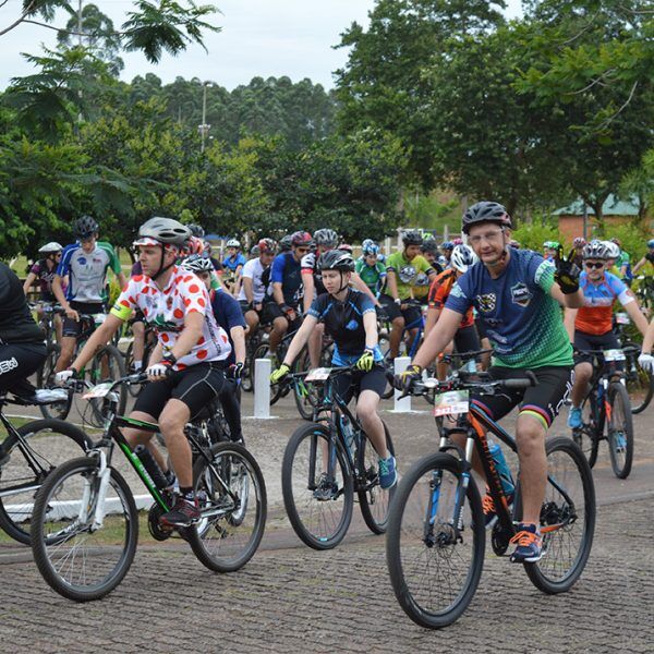 Ciclistas pelo Vale