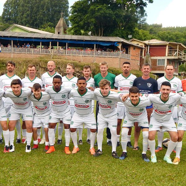 Atual campeão estreia com derrota