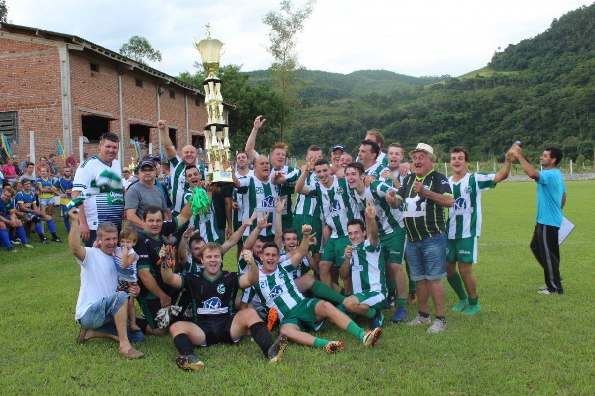 Travesseiro é verde e branco