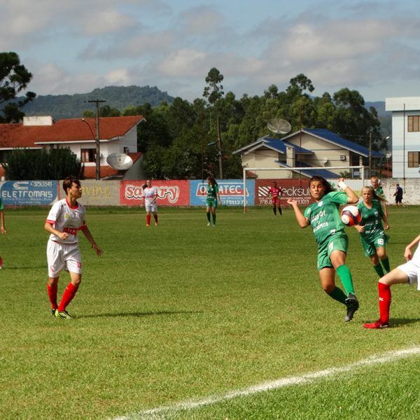 Mulheres entram  em campo