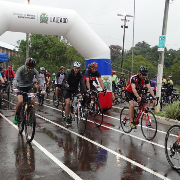 Debaixo de chuva, 144  ciclistas encaram desafio