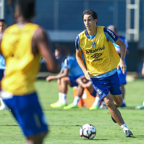 Com Geromel, time embarca para o Chile