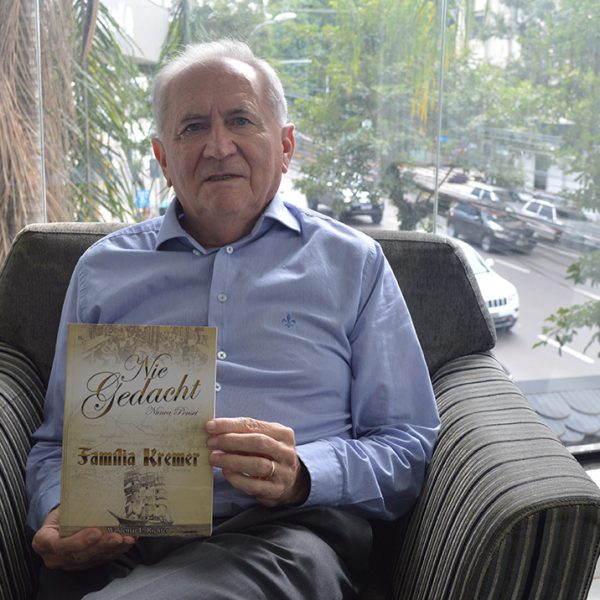Ex-prefeito lança primeiro de 50 livros sobre pioneiros