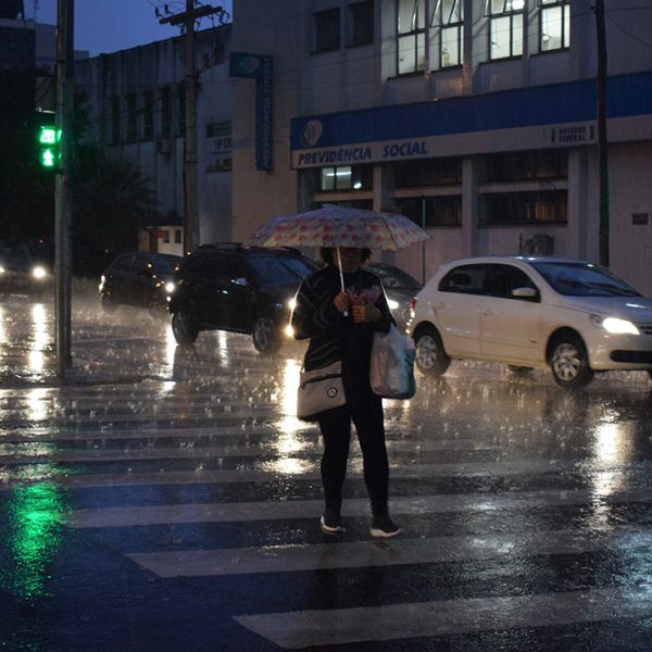 Sol, granizo e chuva em uma só tarde