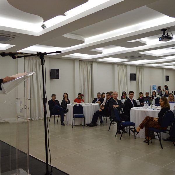 Líderes empresariais debatem novos rumos para a região