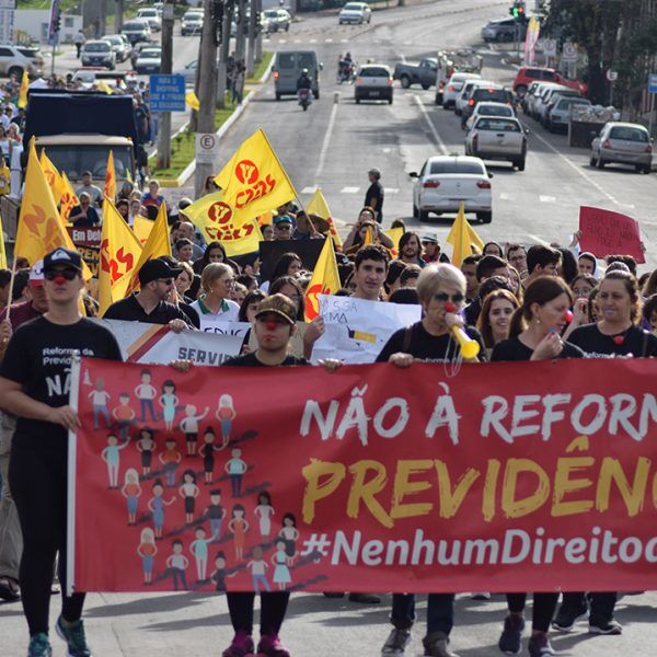 Rodovia bloqueada, escolas fechadas e tensão nas ruas