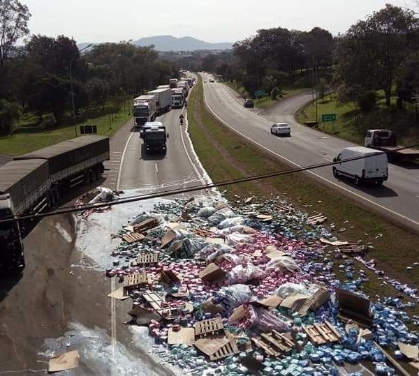 Caminhão tomba e congestiona BR. Carga é saqueada