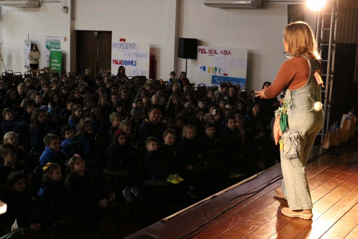 Escritora leva a magia das histórias ao Festival do Livro