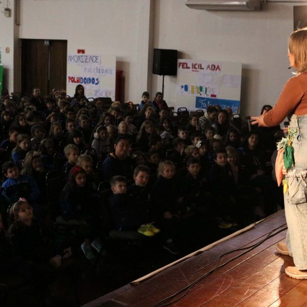 Escritora leva a magia das histórias ao Festival do Livro
