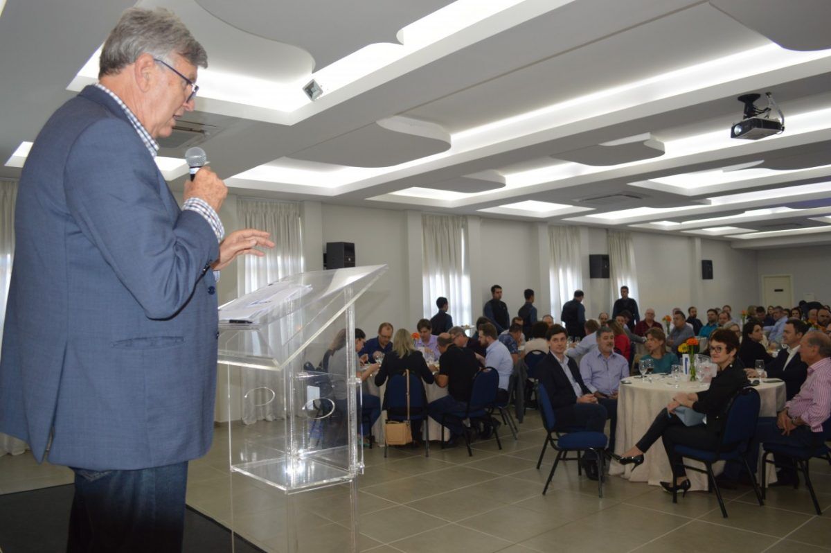 Em palestra na Acil, Heinze pede paciência com governo federal
